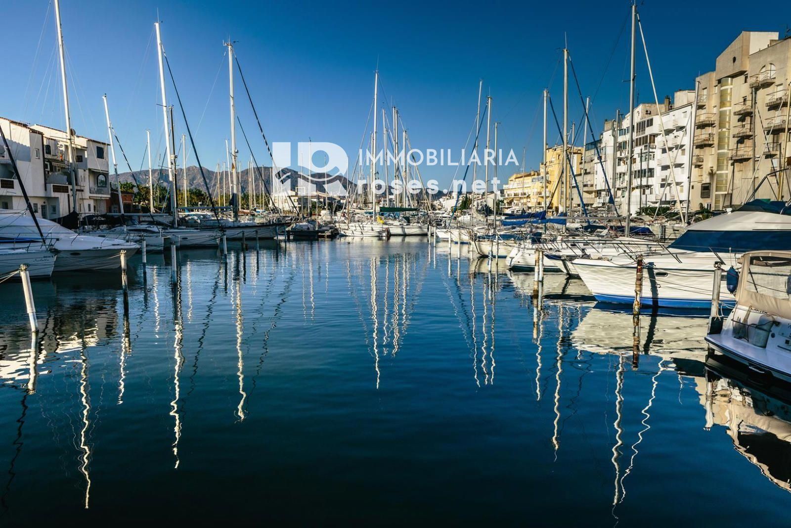 PORT GREC NAUTICA estudio a reformar, con vistas al canal principal de Empuriabrava