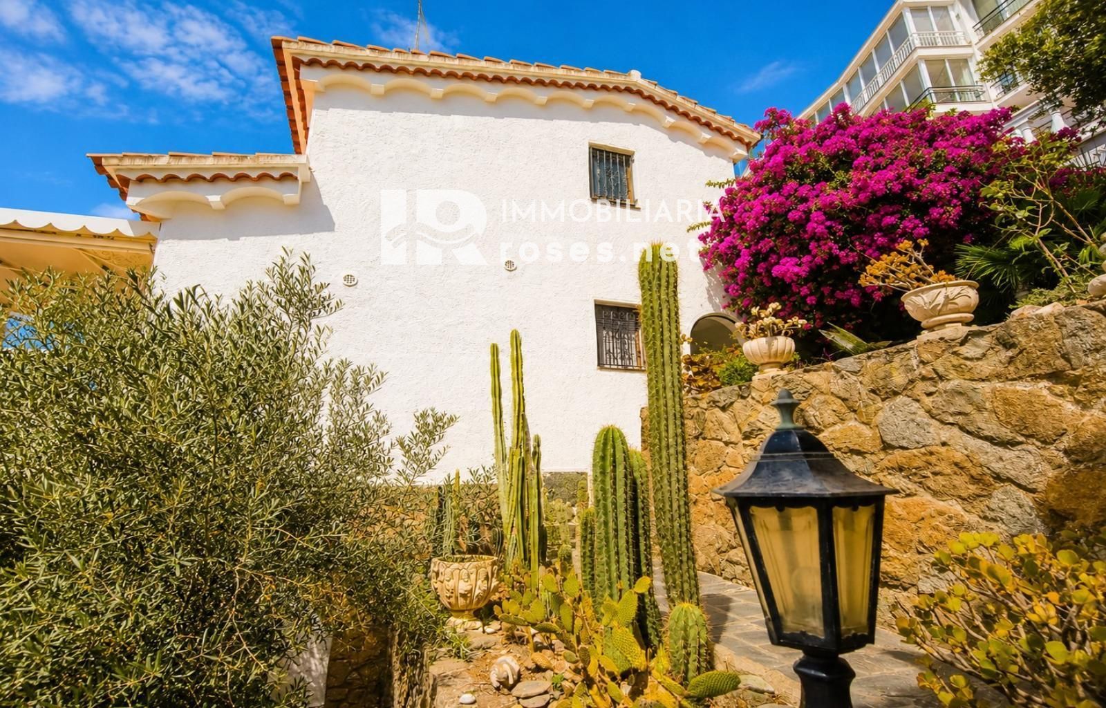 Villa con vistas extraordinarias a Roses, el mar y los Pirineos en el Puig Rom