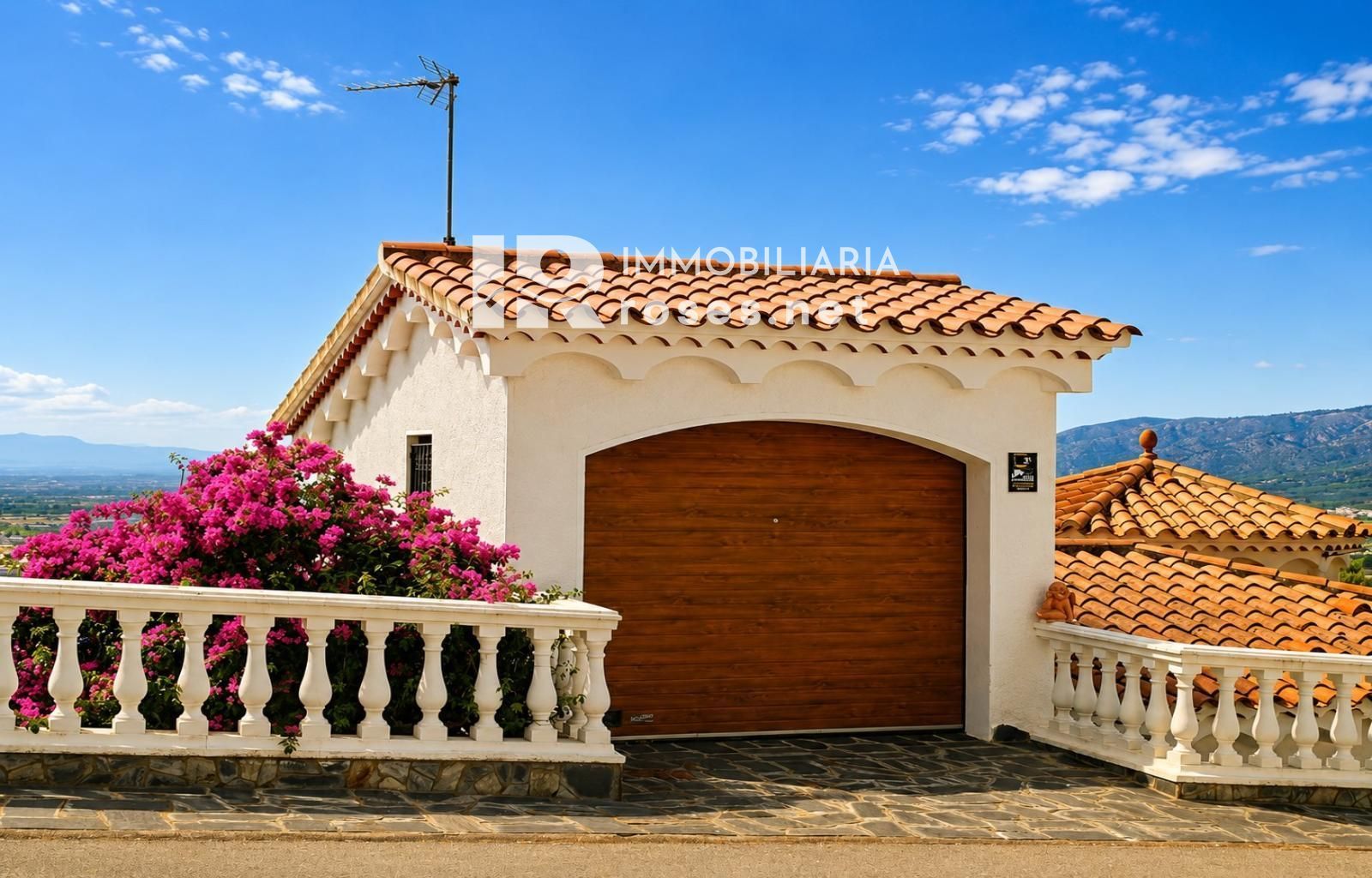Villa con vistas extraordinarias a Roses, el mar y los Pirineos en el Puig Rom