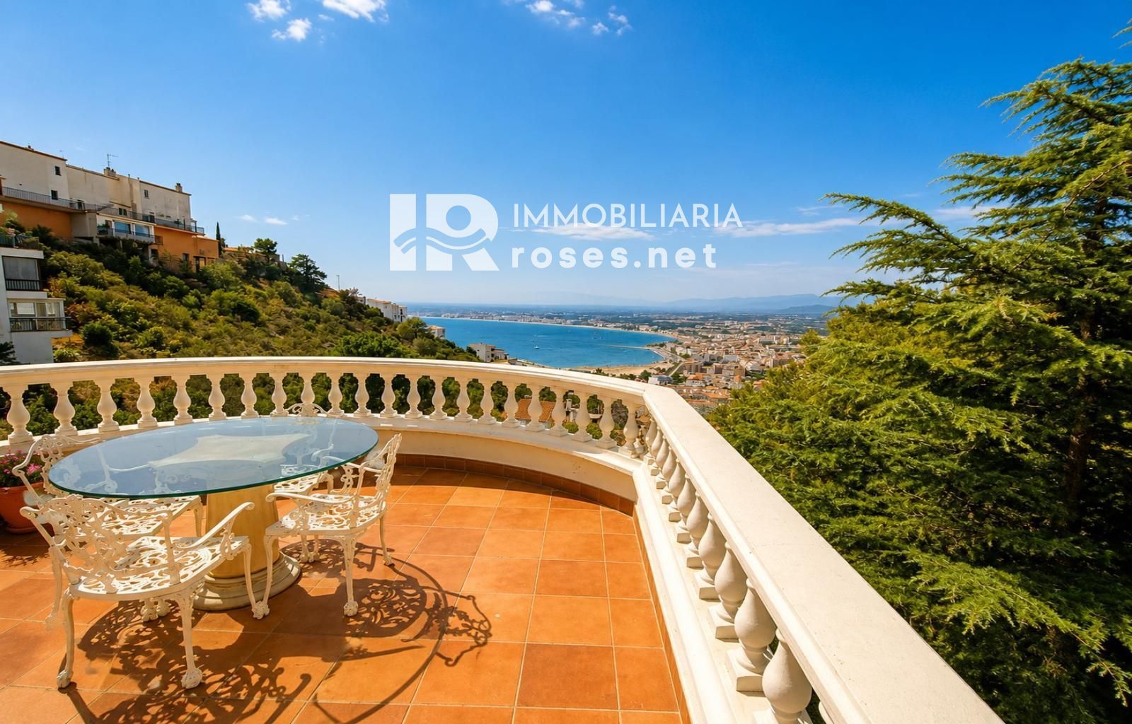 Villa con vistas extraordinarias a Roses, el mar y los Pirineos en el Puig Rom
