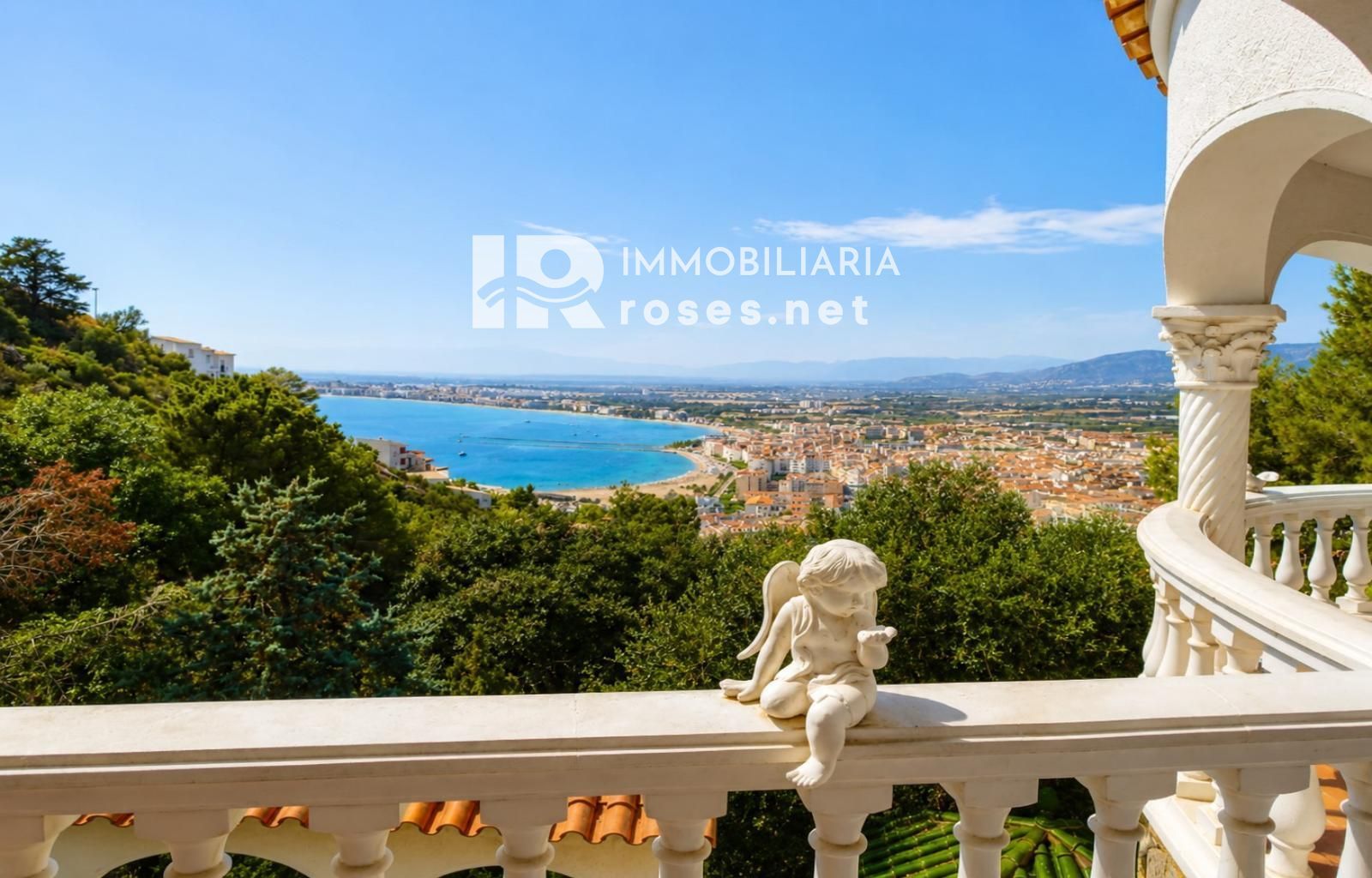 Villa con vistas extraordinarias a Roses, el mar y los Pirineos en el Puig Rom