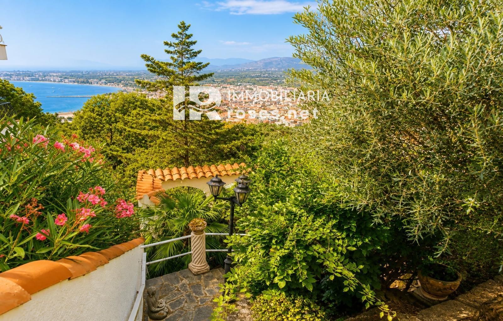 Villa con vistas extraordinarias a Roses, el mar y los Pirineos en el Puig Rom