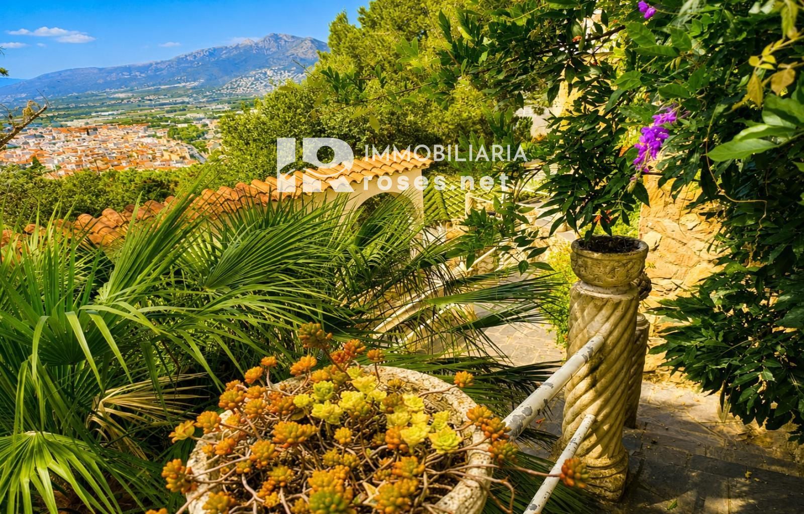 Villa con vistas extraordinarias a Roses, el mar y los Pirineos en el Puig Rom