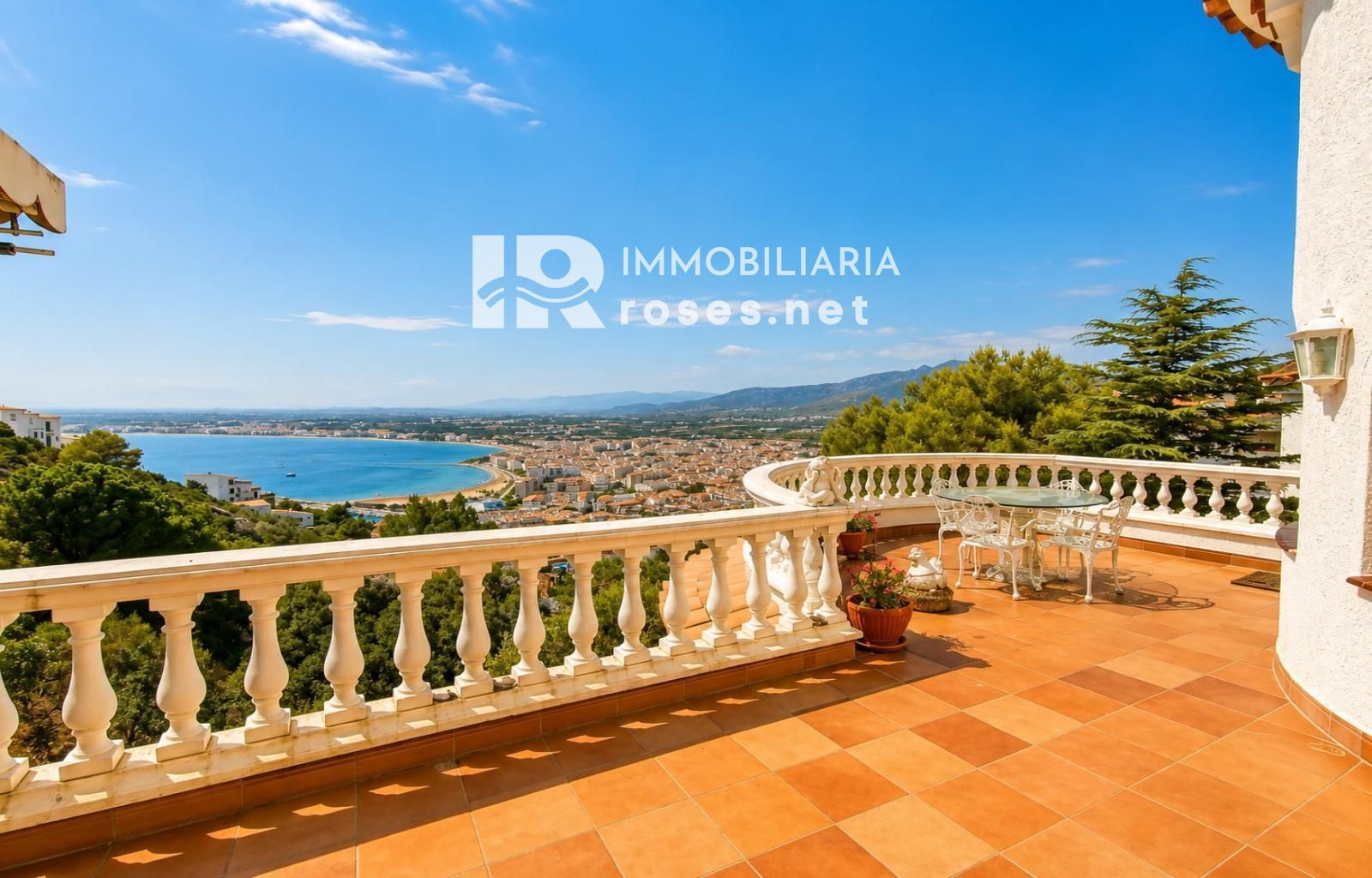 Villa con vistas extraordinarias a Roses, el mar y los Pirineos en el Puig Rom