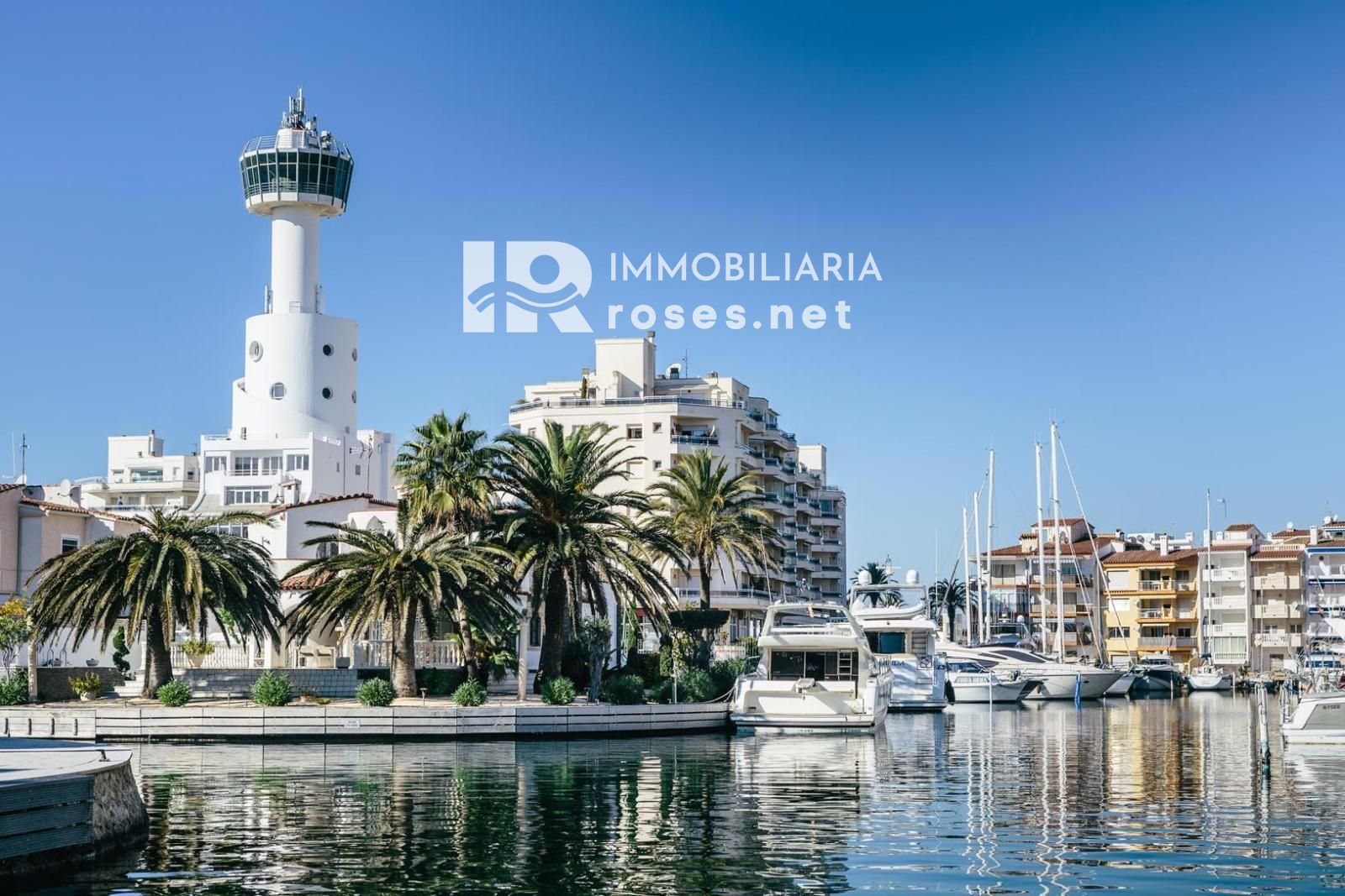 POBLAT TÍPIC Acogedor apartamento en pleno centro de Empuriabrava y a 400m de la playa