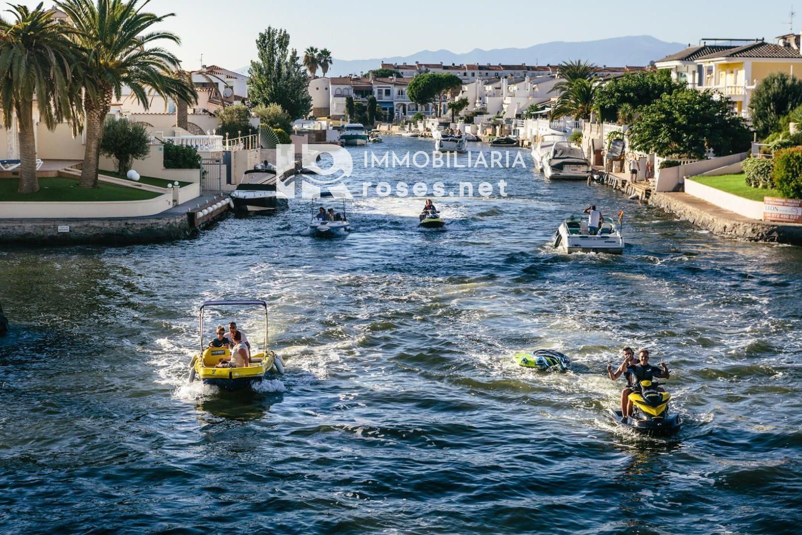 POBLAT TÍPIC Acogedor apartamento en pleno centro de Empuriabrava y a 400m de la playa