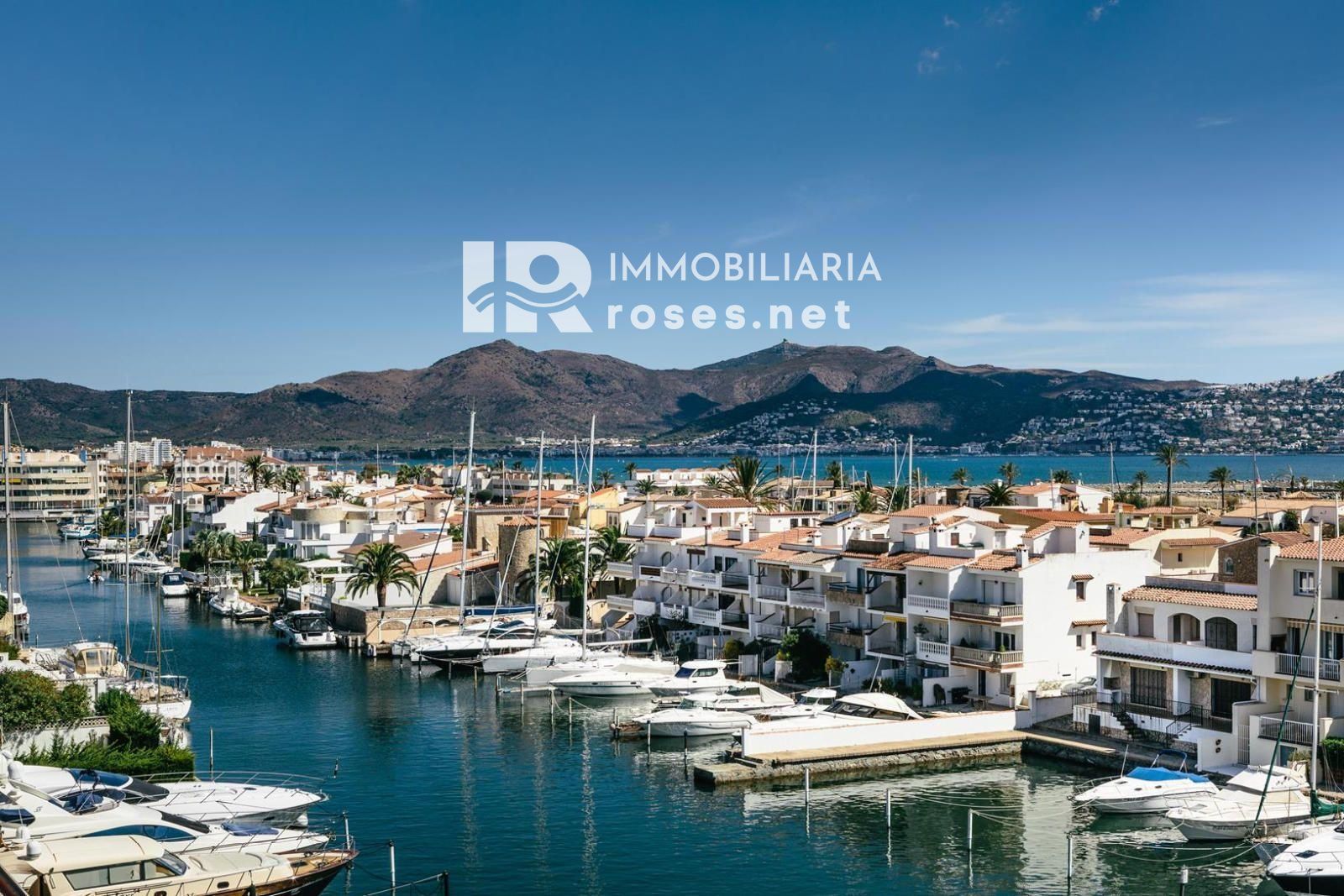 POBLAT TÍPIC Acogedor apartamento en pleno centro de Empuriabrava y a 400m de la playa