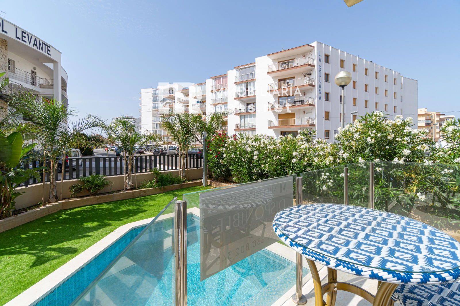 Planta baja de obra nueva con gran jardín y piscina privada