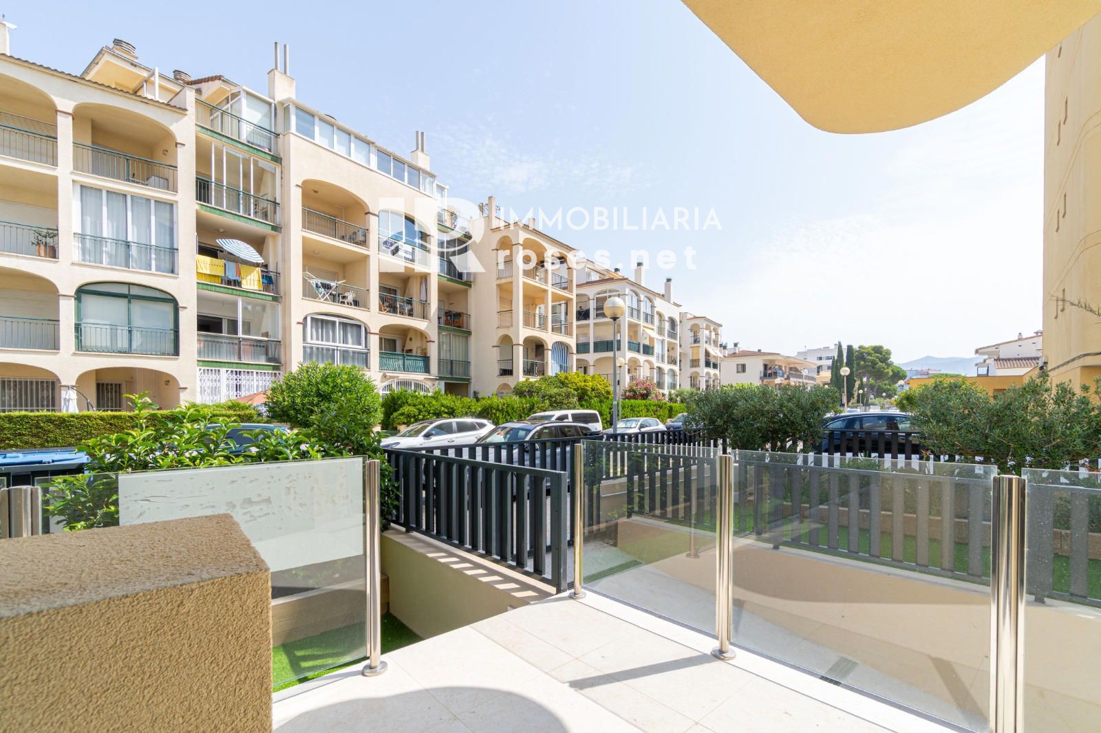 Planta baja de obra nueva con gran jardín y piscina privada