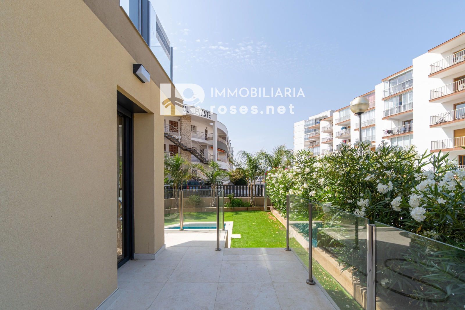 Planta baja de obra nueva con gran jardín y piscina privada