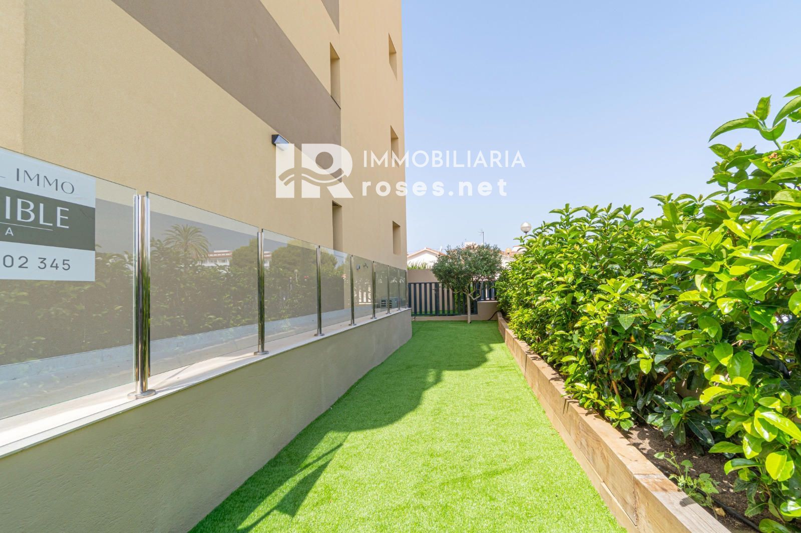 Planta baja de obra nueva con gran jardín y piscina privada