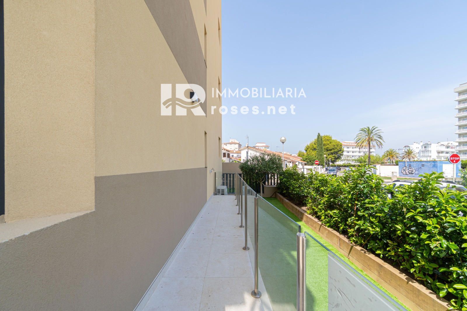 Planta baja de obra nueva con gran jardín y piscina privada