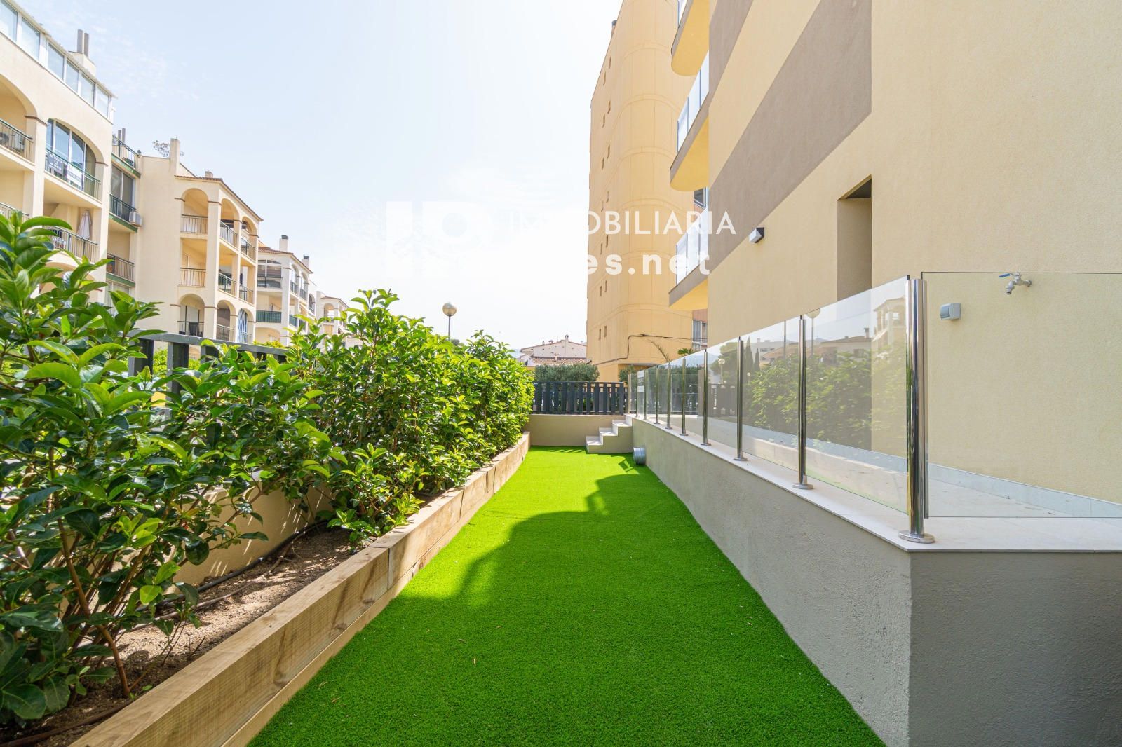 Planta baja de obra nueva con gran jardín y piscina privada