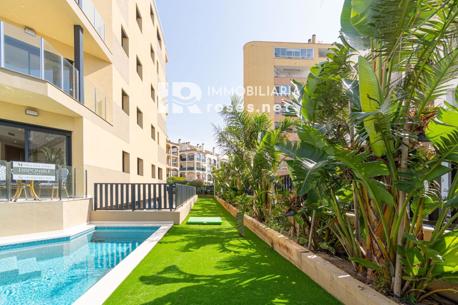 Planta baja de obra nueva con gran jardín y piscina privada
