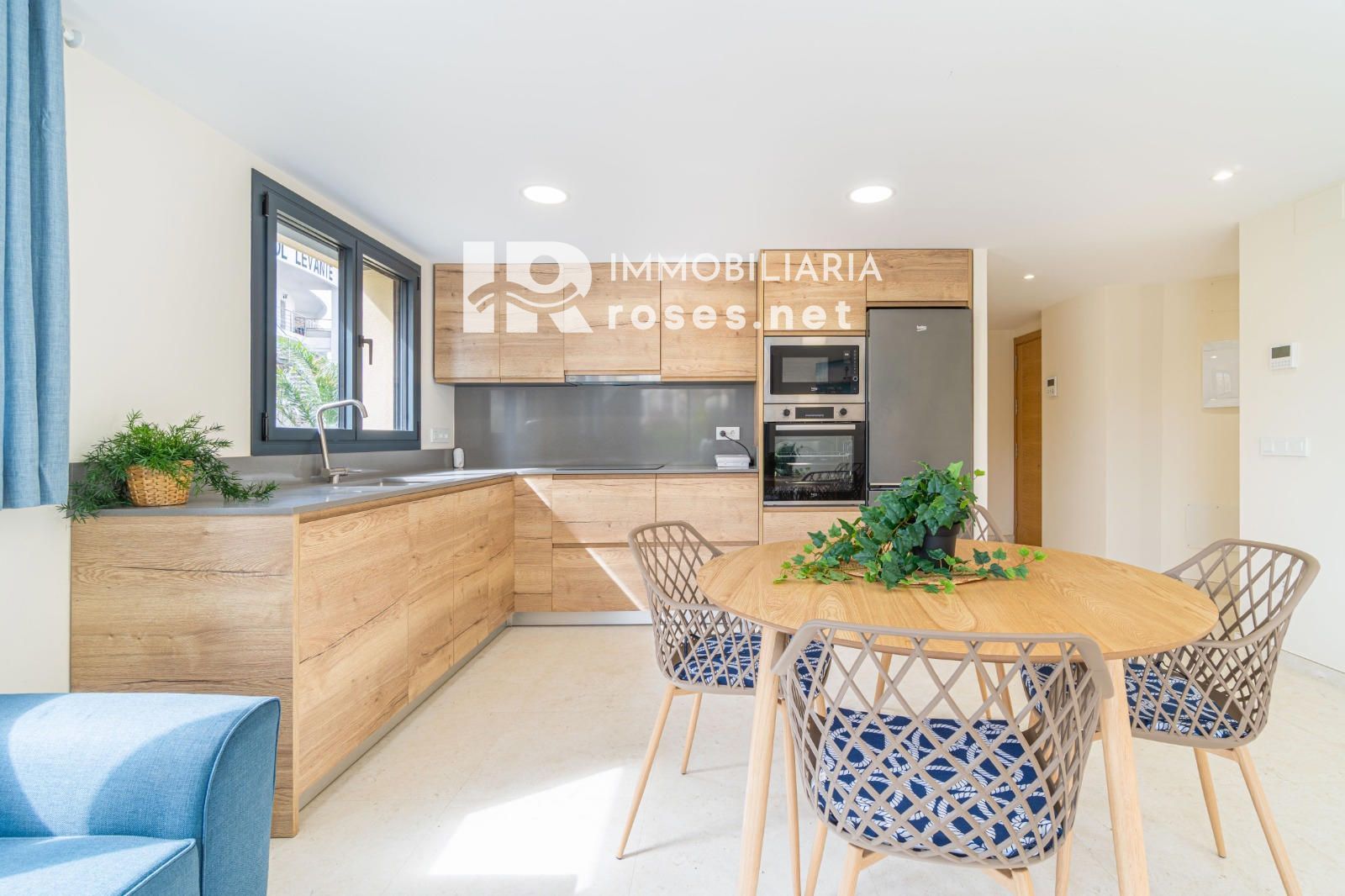 Planta baja de obra nueva con gran jardín y piscina privada