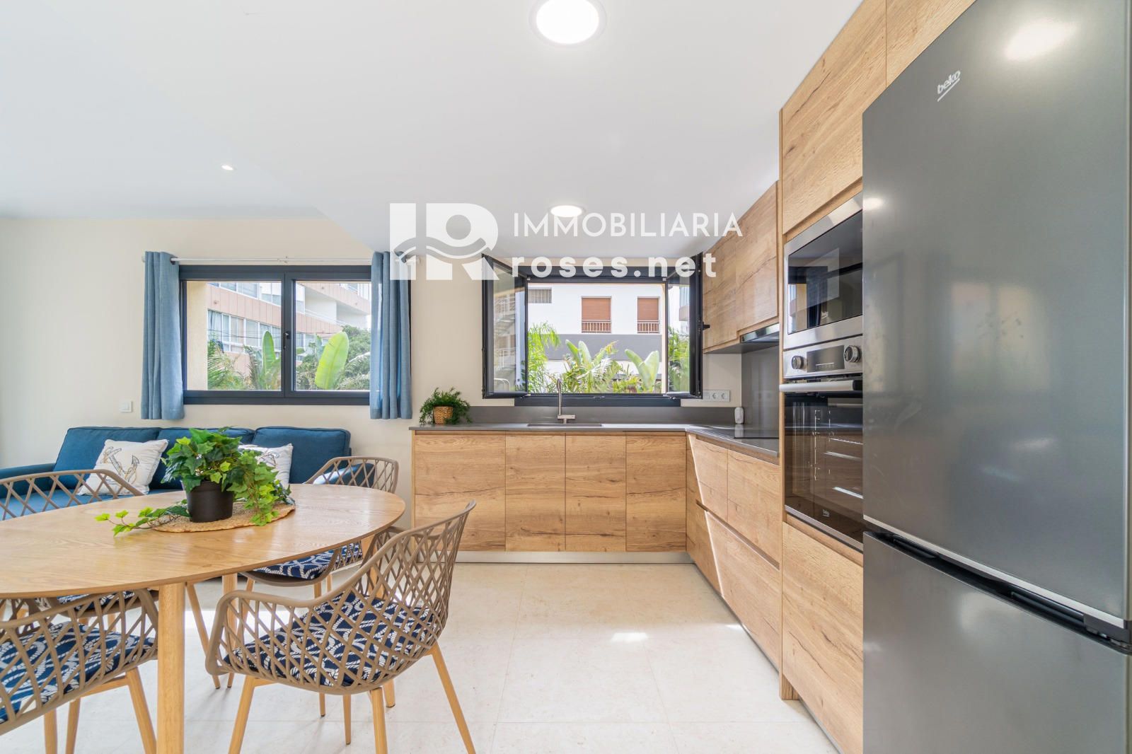 Planta baja de obra nueva con gran jardín y piscina privada