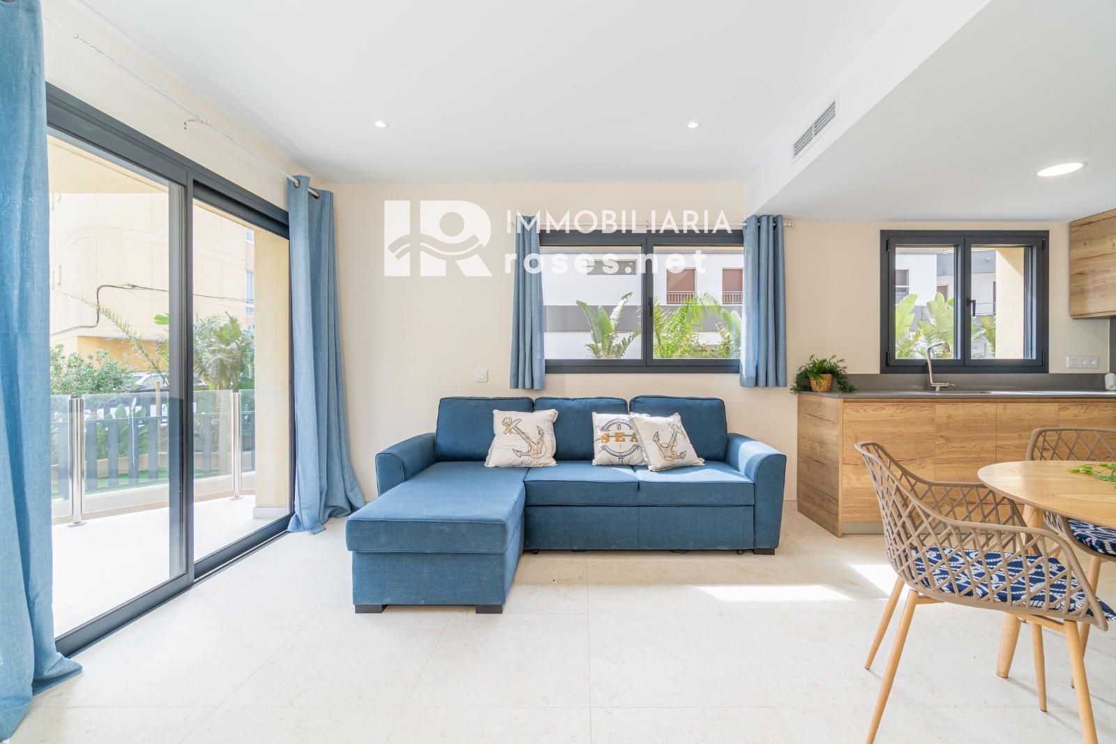 Planta baja de obra nueva con gran jardín y piscina privada
