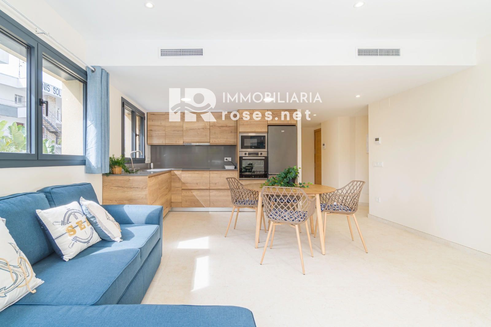 Planta baja de obra nueva con gran jardín y piscina privada