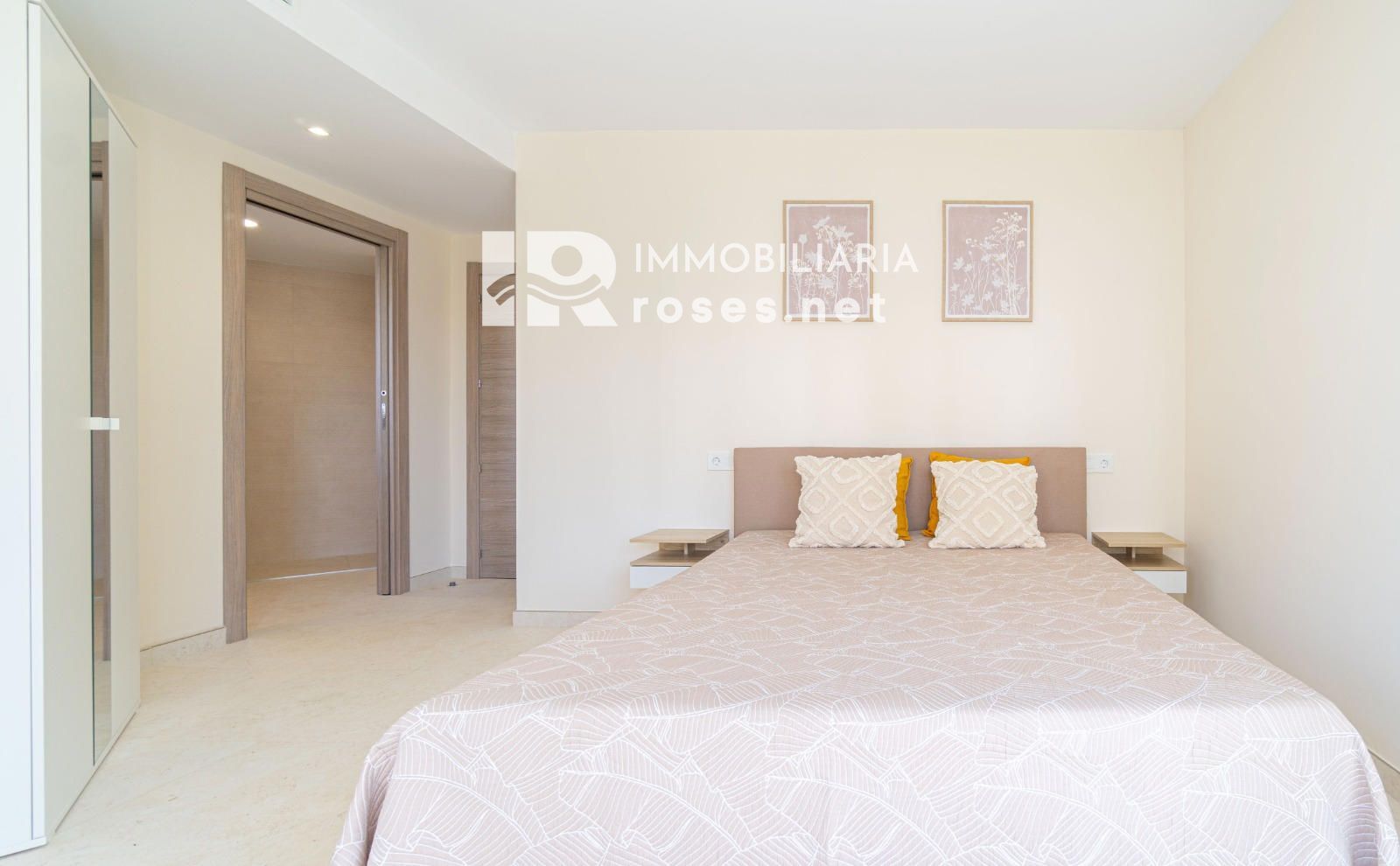 Planta baja de obra nueva con gran jardín y piscina privada
