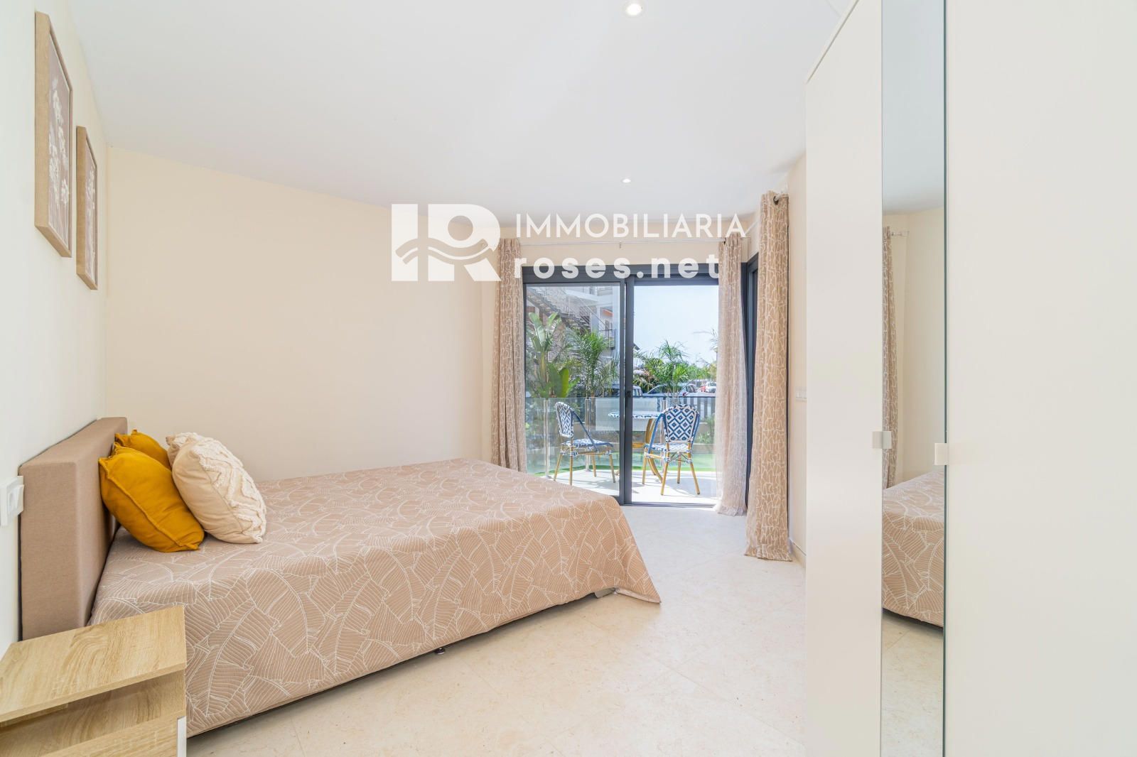 Planta baja de obra nueva con gran jardín y piscina privada