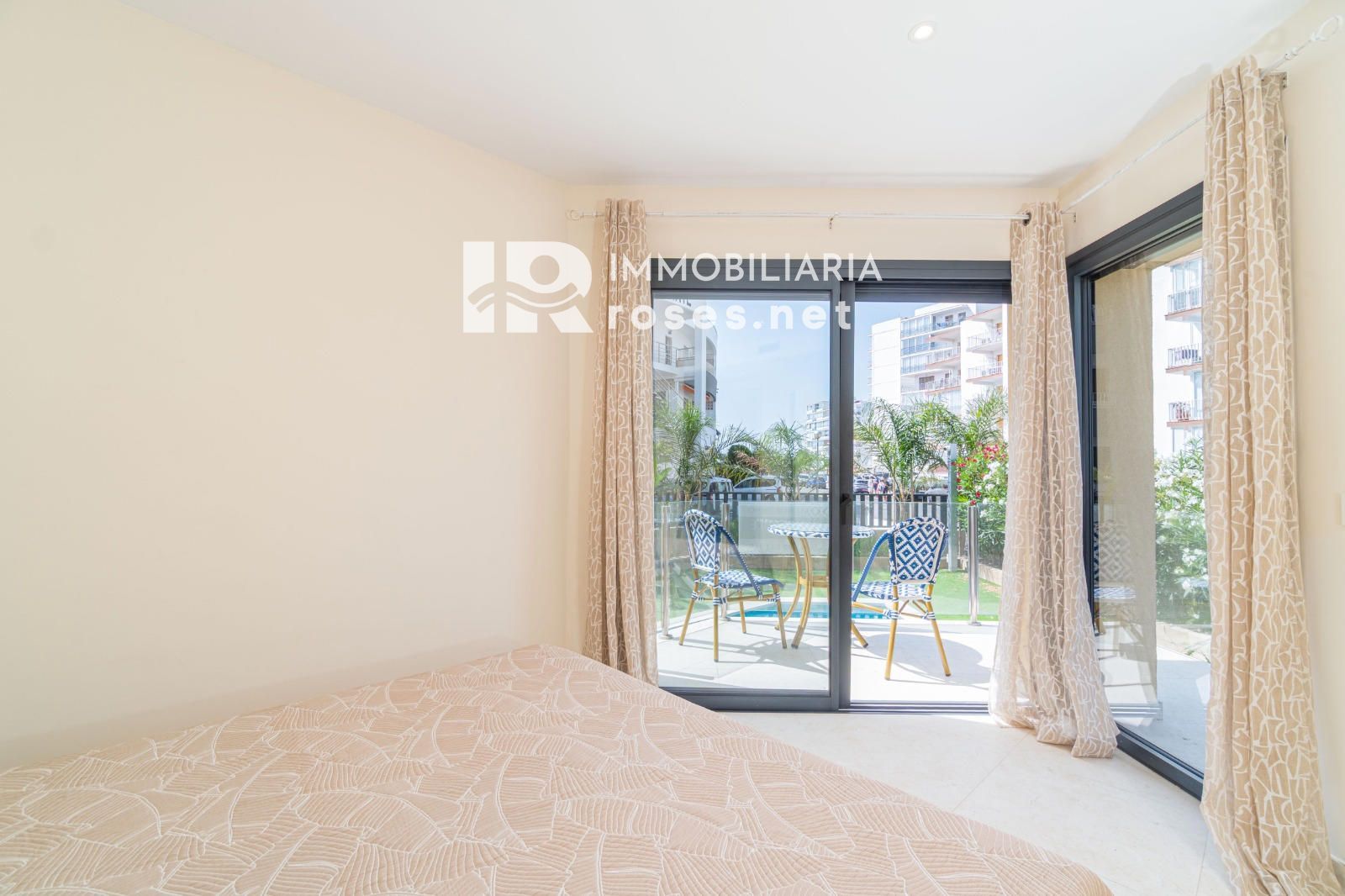 Planta baja de obra nueva con gran jardín y piscina privada