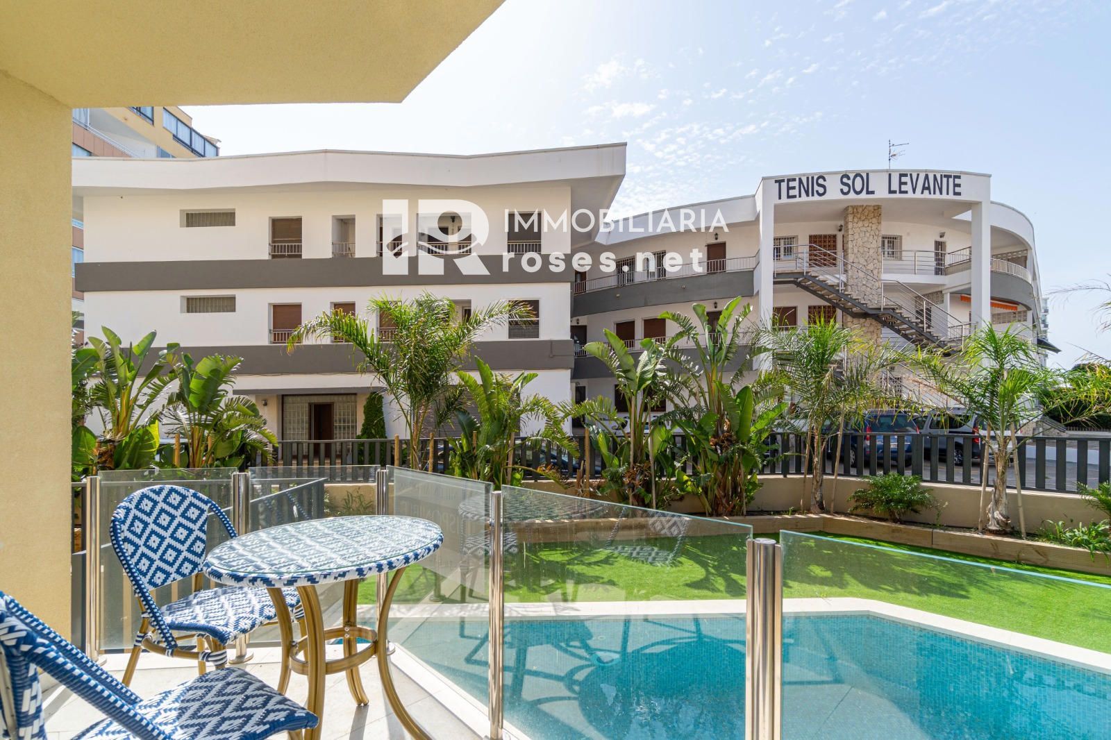 Planta baja de obra nueva con gran jardín y piscina privada