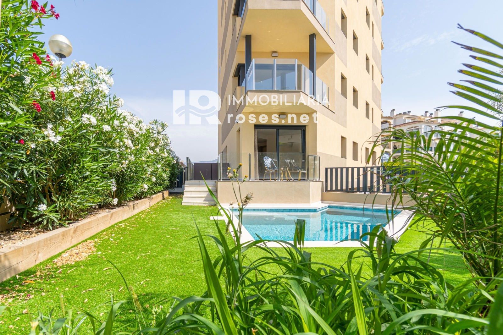 Planta baja de obra nueva con gran jardín y piscina privada