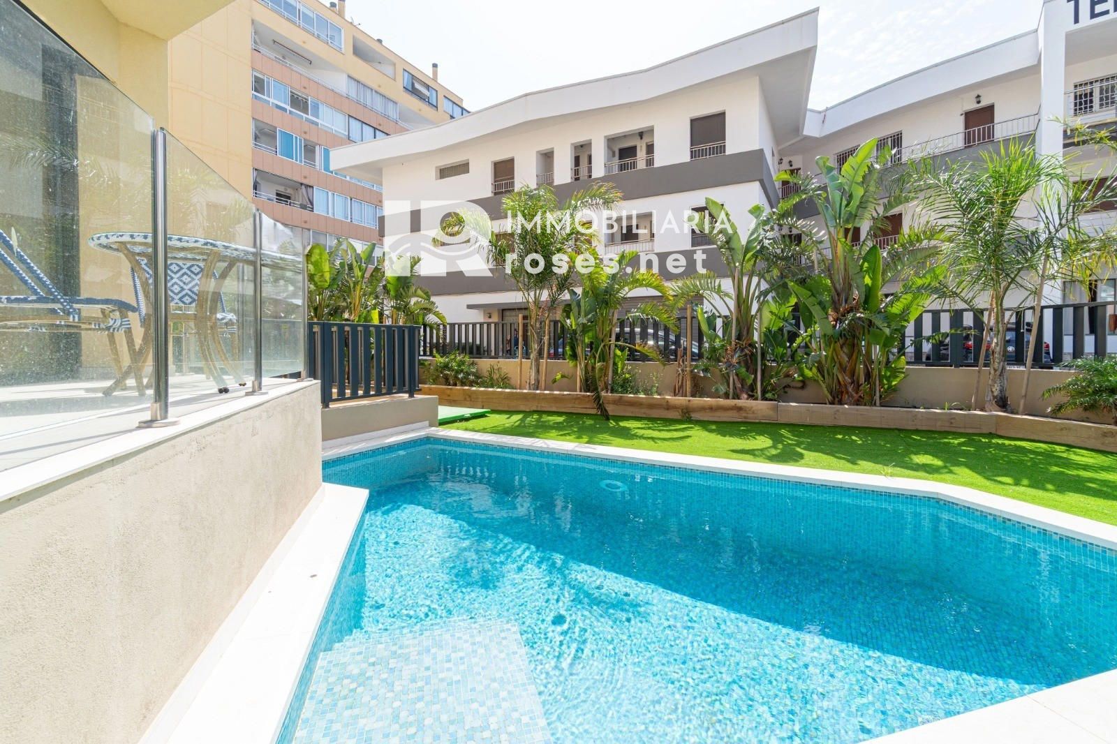 Planta baja de obra nueva con gran jardín y piscina privada