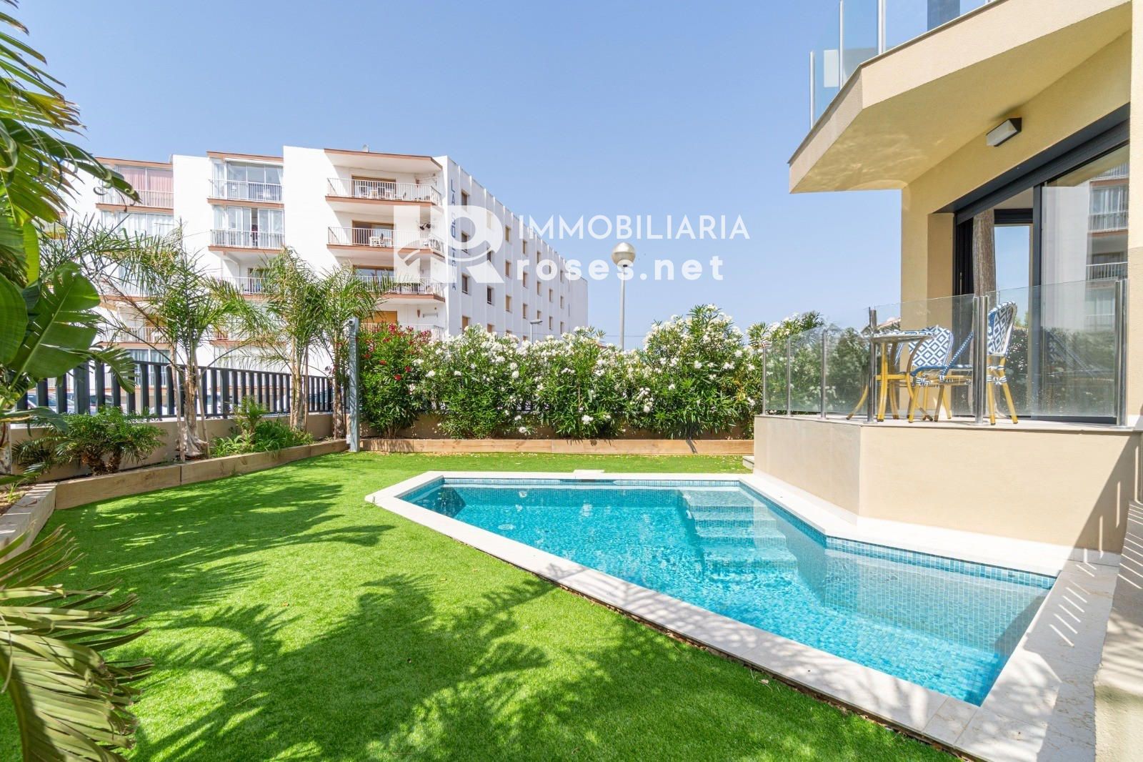 Planta baja de obra nueva con gran jardín y piscina privada