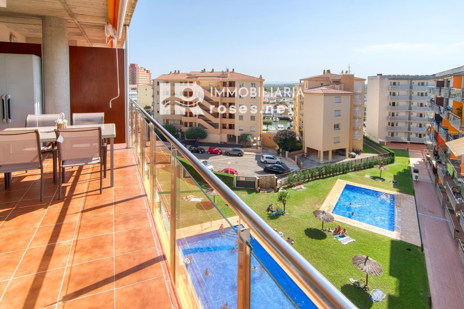 Luminoso ático con terraza, piscinas, parking y trastero en Santa Margarida