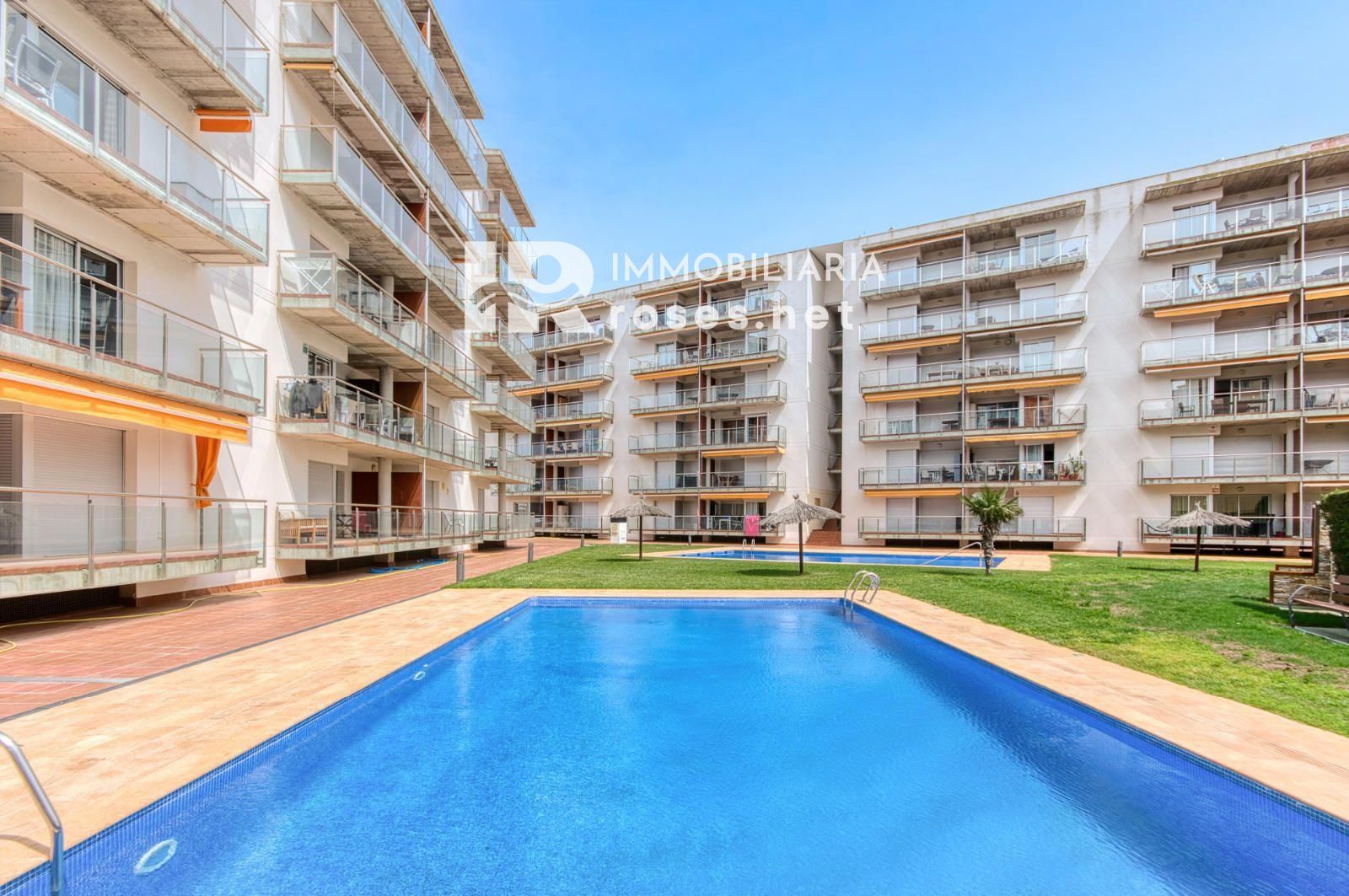 Luminoso ático con terraza, piscinas, parking y trastero en Santa Margarida