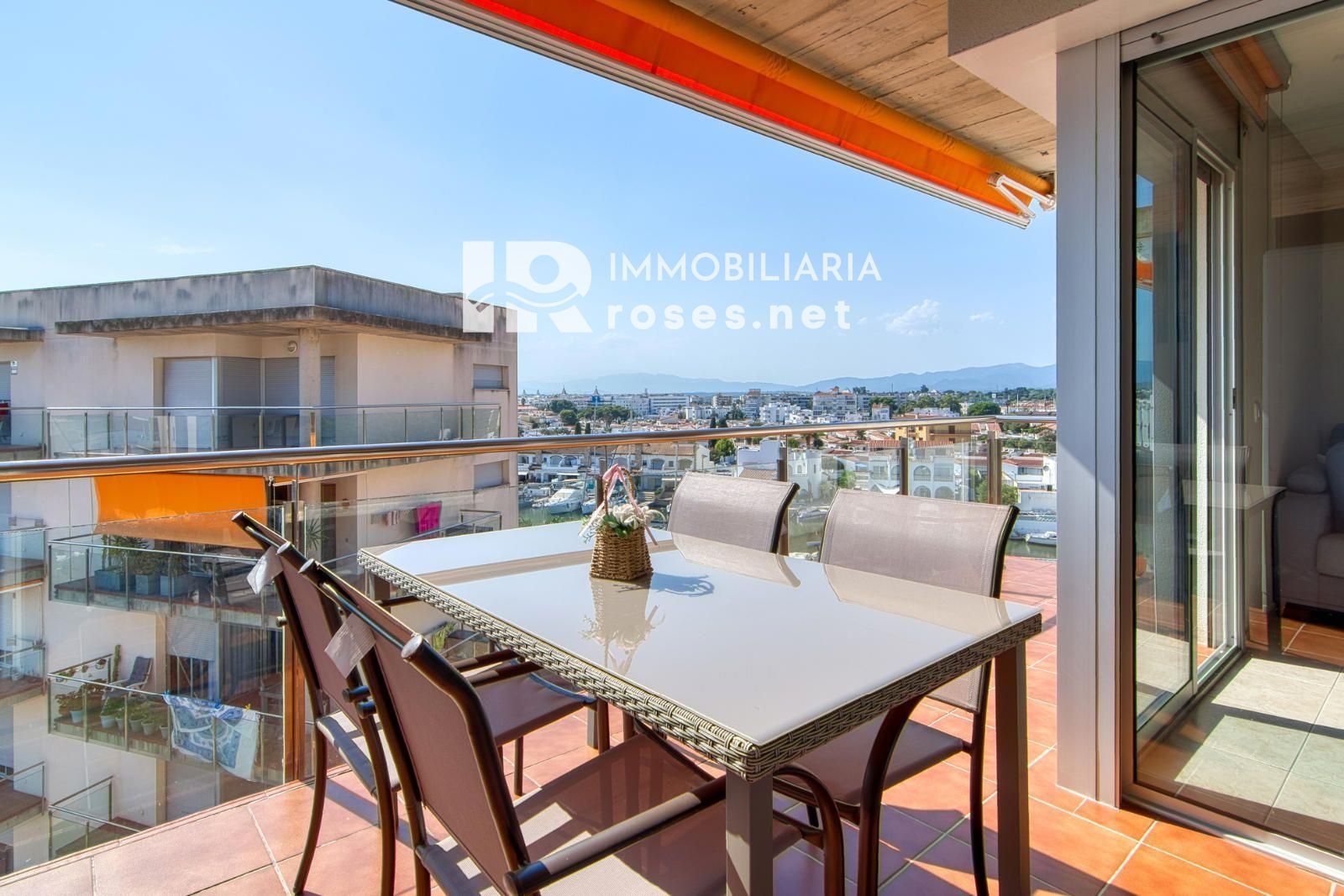Luminoso ático con terraza, piscinas, parking y trastero en Santa Margarida