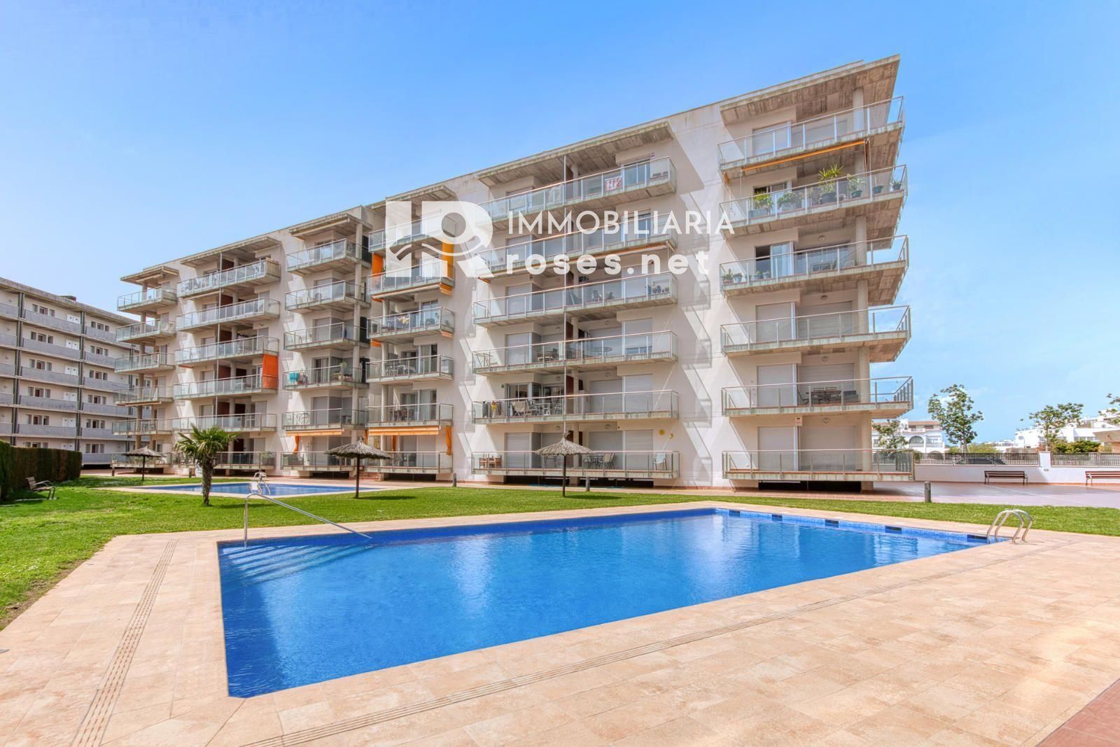 Luminoso ático con terraza, piscinas, parking y trastero en Santa Margarida