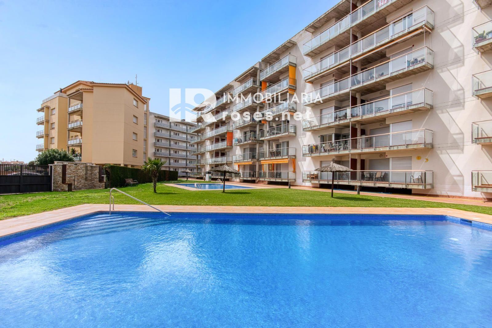Luminoso ático con terraza, piscinas, parking y trastero en Santa Margarida