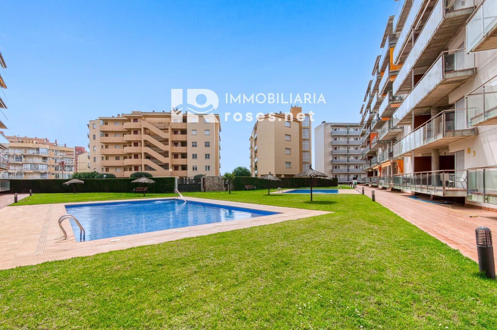 Luminoso ático con terraza, piscinas, parking y trastero en Santa Margarida