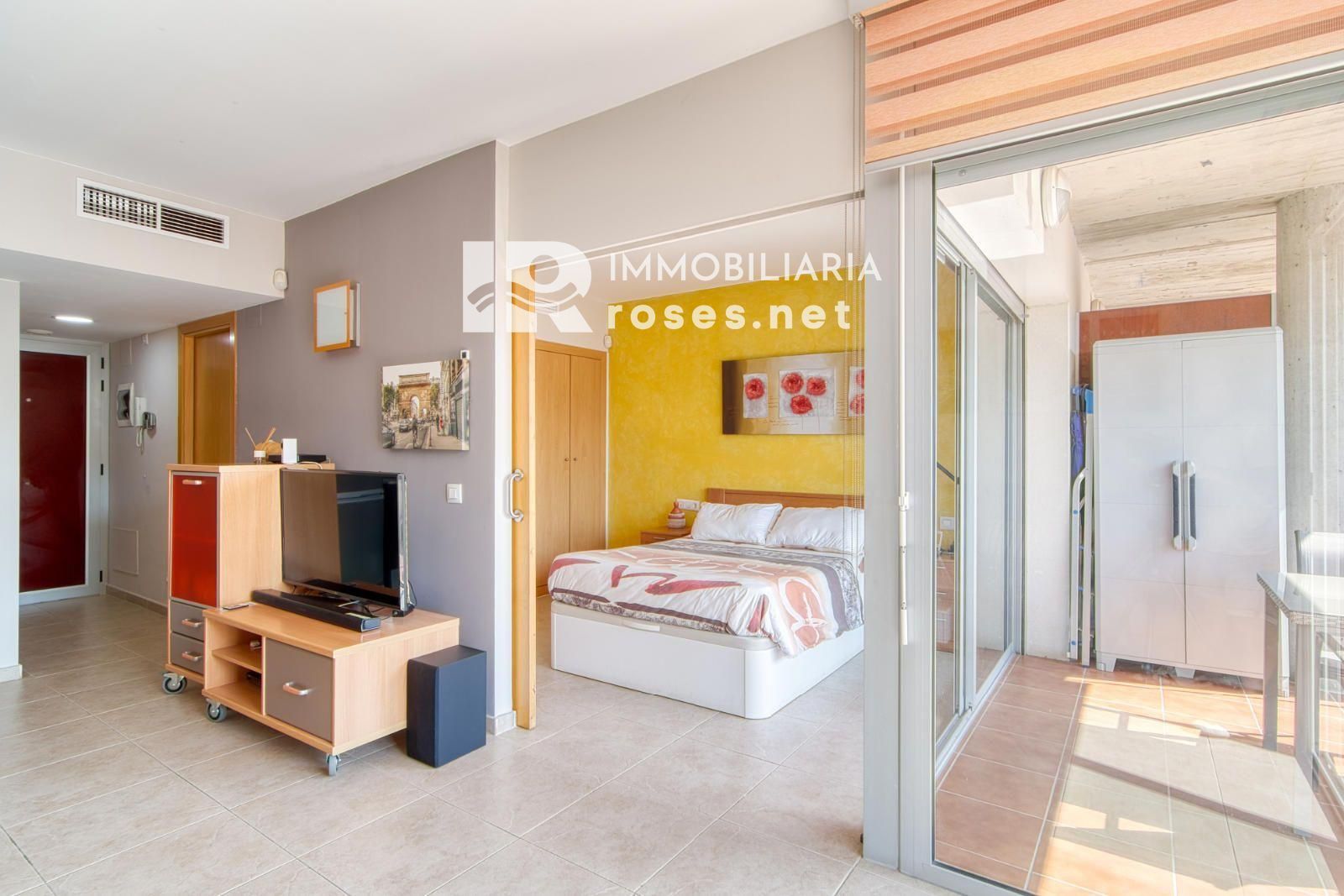 Luminoso ático con terraza, piscinas, parking y trastero en Santa Margarida