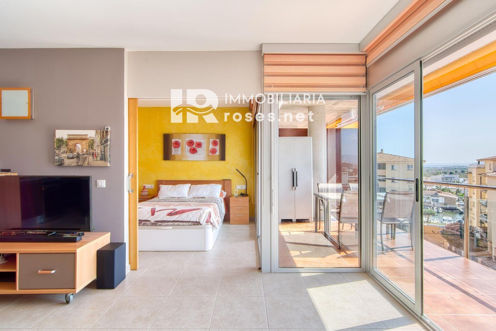 Luminoso ático con terraza, piscinas, parking y trastero en Santa Margarida