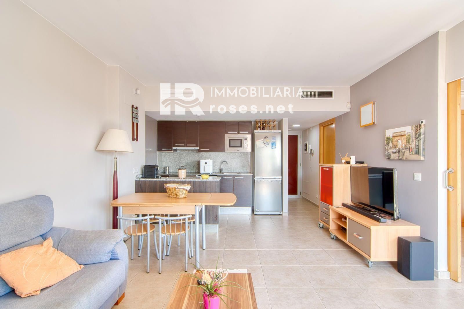 Luminoso ático con terraza, piscinas, parking y trastero en Santa Margarida