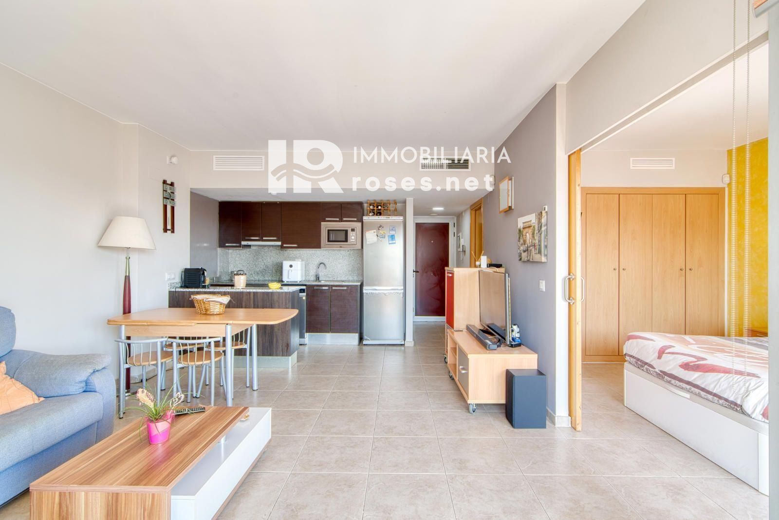 Luminoso ático con terraza, piscinas, parking y trastero en Santa Margarida