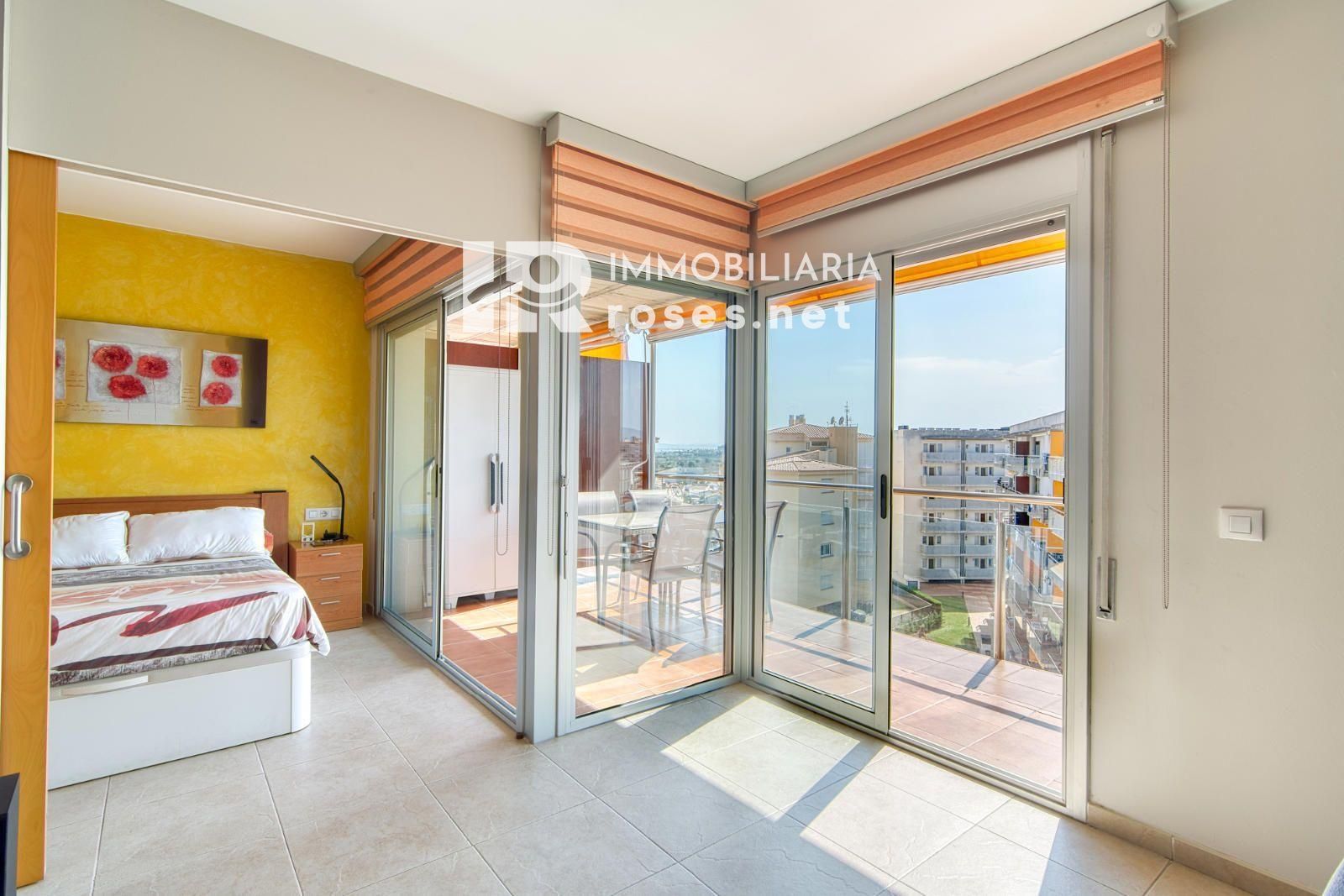 Luminoso ático con terraza, piscinas, parking y trastero en Santa Margarida