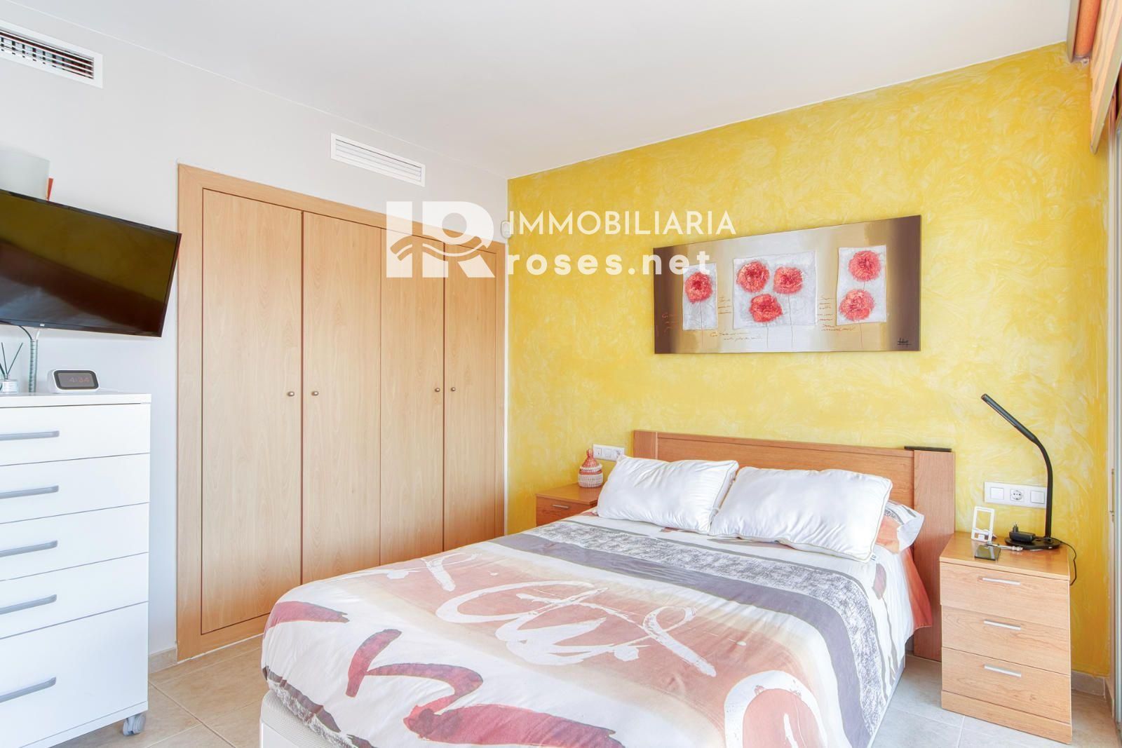 Luminoso ático con terraza, piscinas, parking y trastero en Santa Margarida
