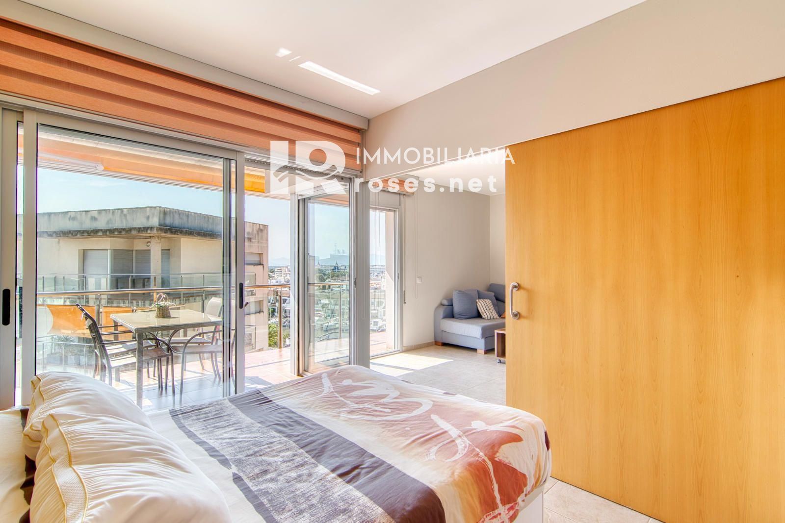 Luminoso ático con terraza, piscinas, parking y trastero en Santa Margarida