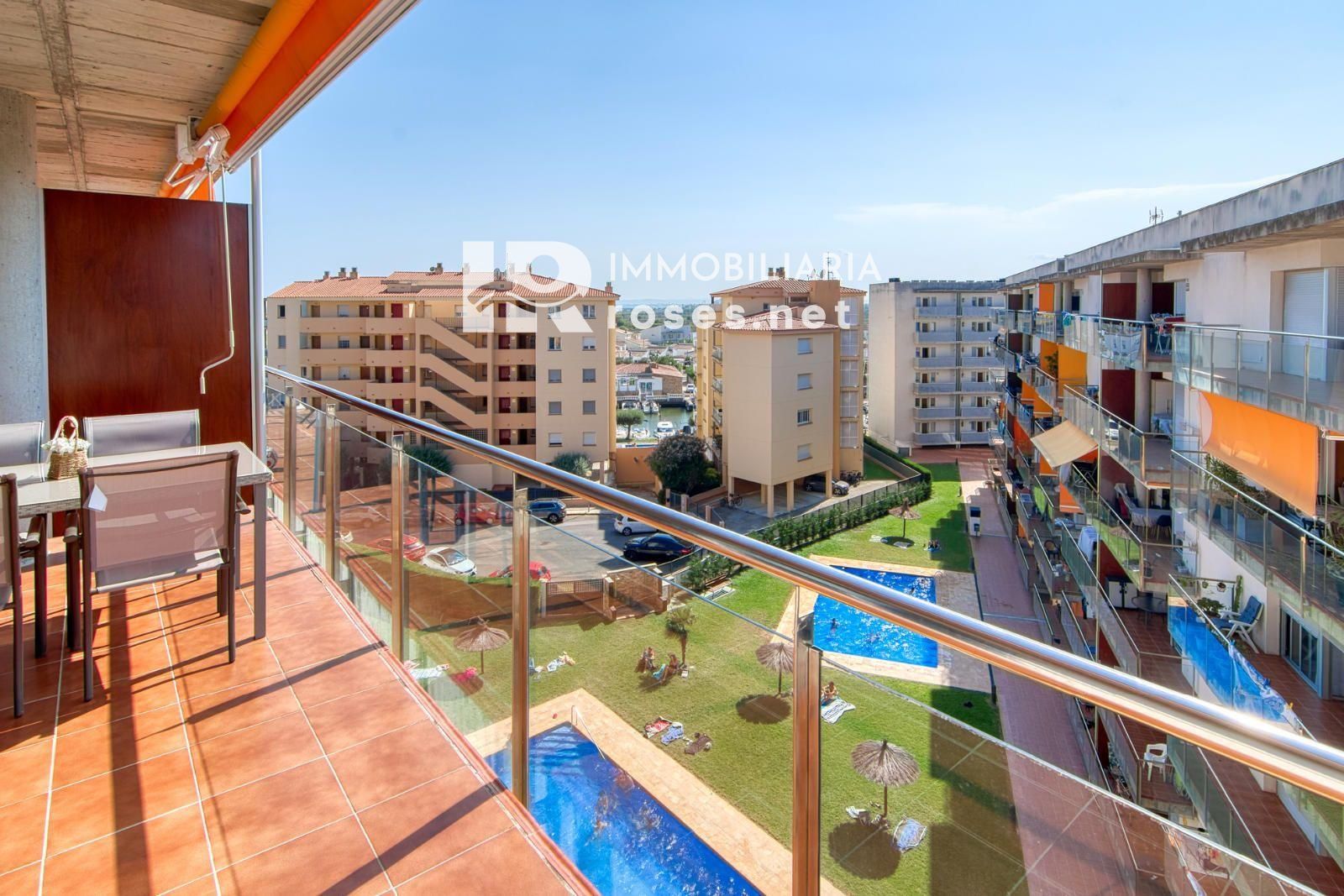 Luminoso ático con terraza, piscinas, parking y trastero en Santa Margarida