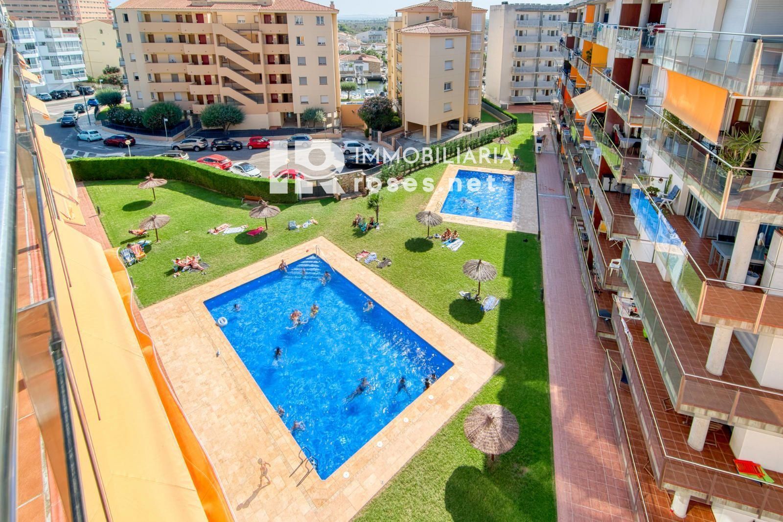 Luminoso ático con terraza, piscinas, parking y trastero en Santa Margarida