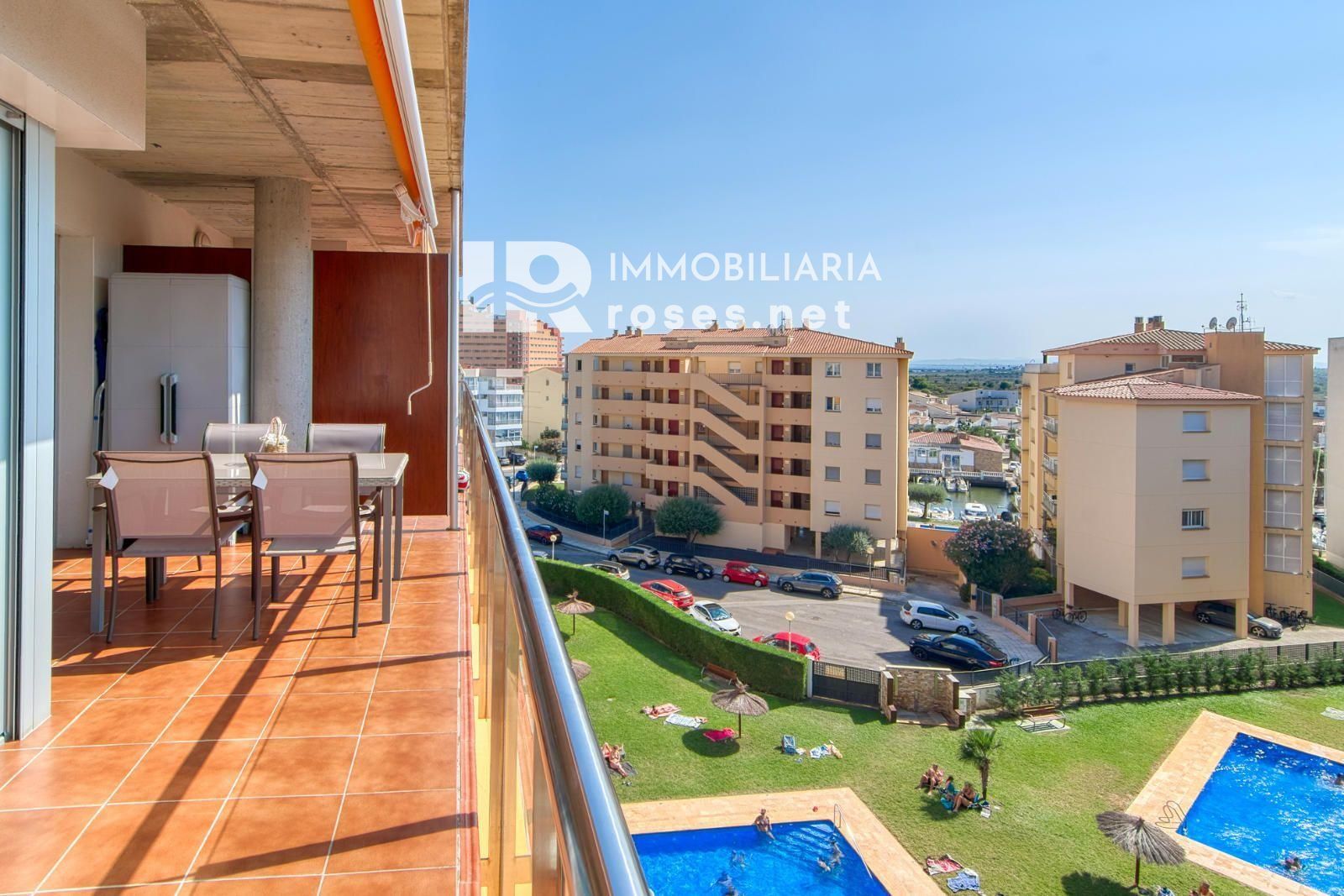 Luminoso ático con terraza, piscinas, parking y trastero en Santa Margarida