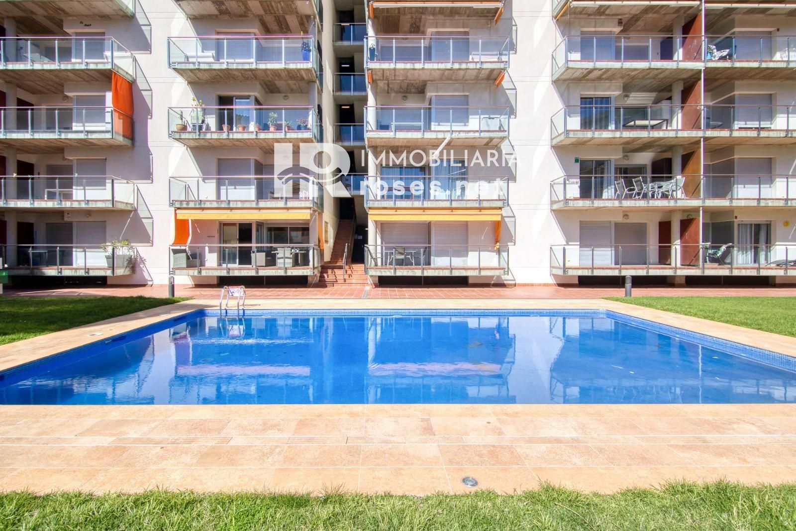 Luminoso ático con terraza, piscinas, parking y trastero en Santa Margarida