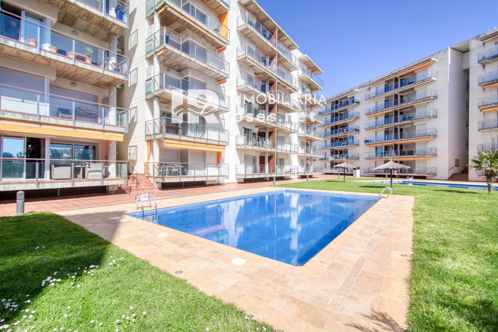 Luminoso ático con terraza, piscinas, parking y trastero en Santa Margarida
