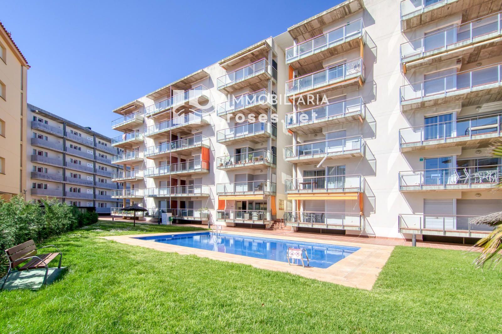 Luminoso ático con terraza, piscinas, parking y trastero en Santa Margarida