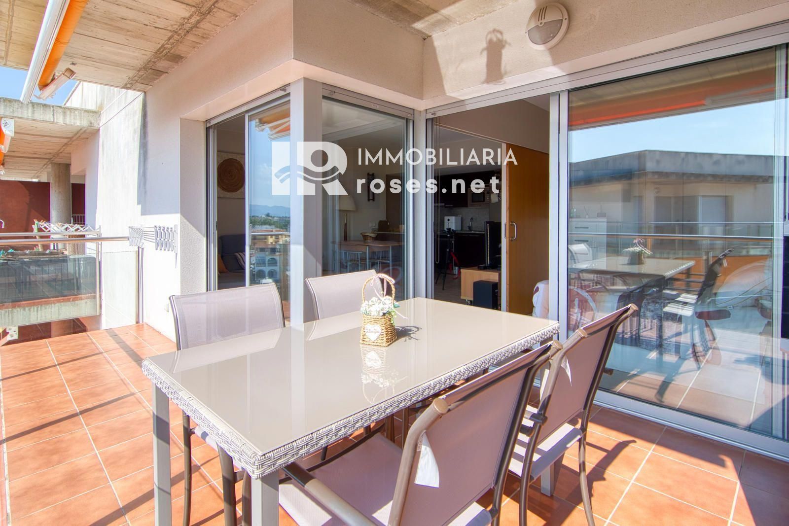Luminoso ático con terraza, piscinas, parking y trastero en Santa Margarida
