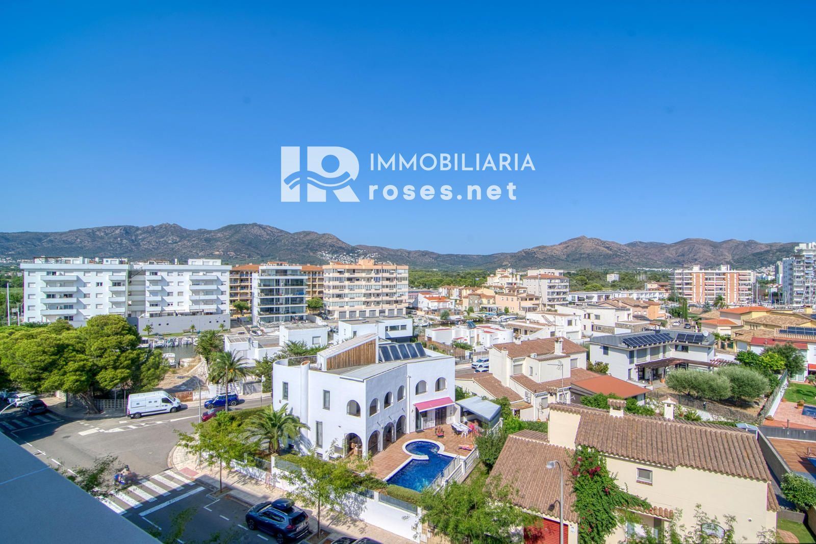 Luminoso ático con terraza, piscinas, parking y trastero en Santa Margarida